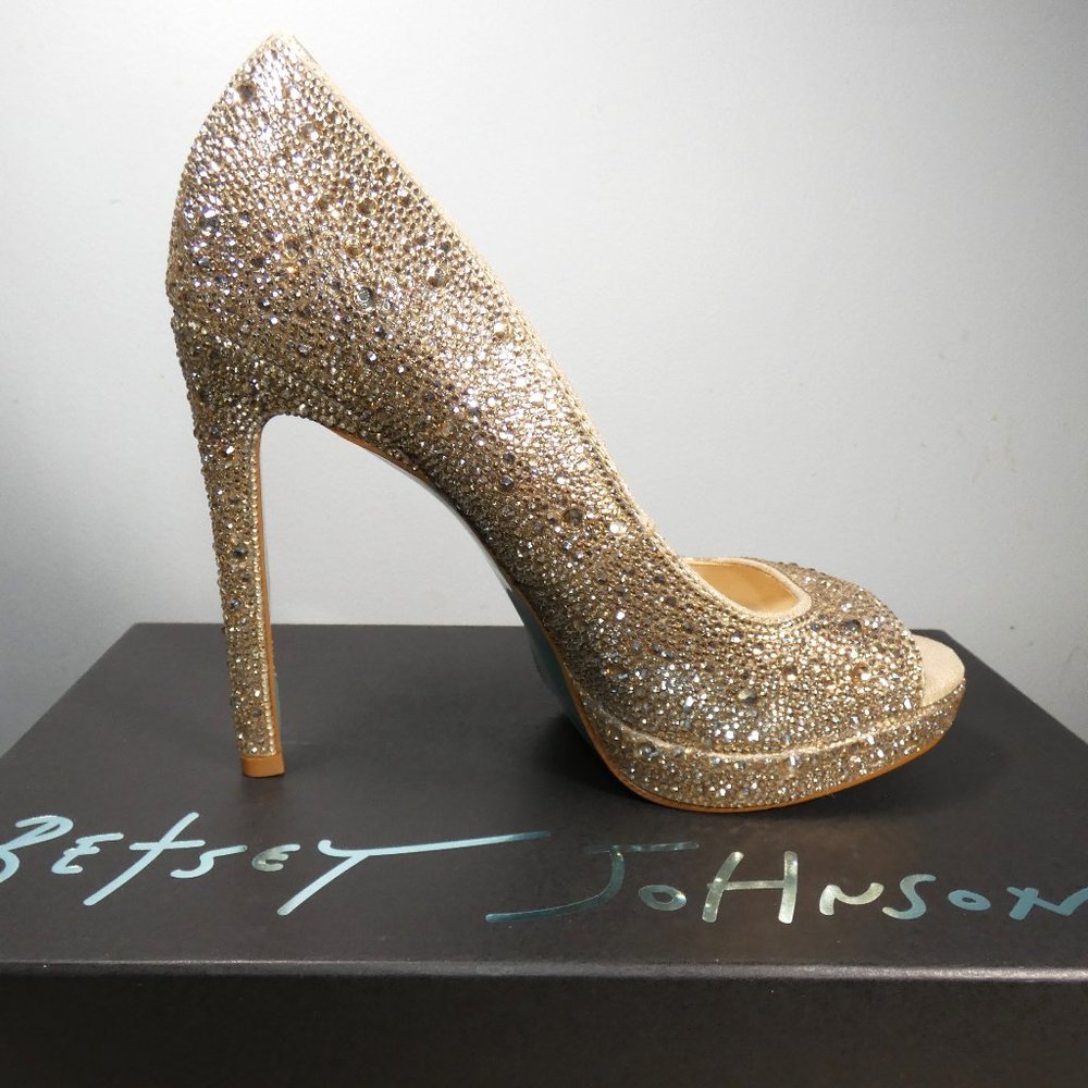NiB SPARKLING Betsey Johnson Dane Peep Toe Pump, Light Gold, 8.5 - Picture 4 of 16